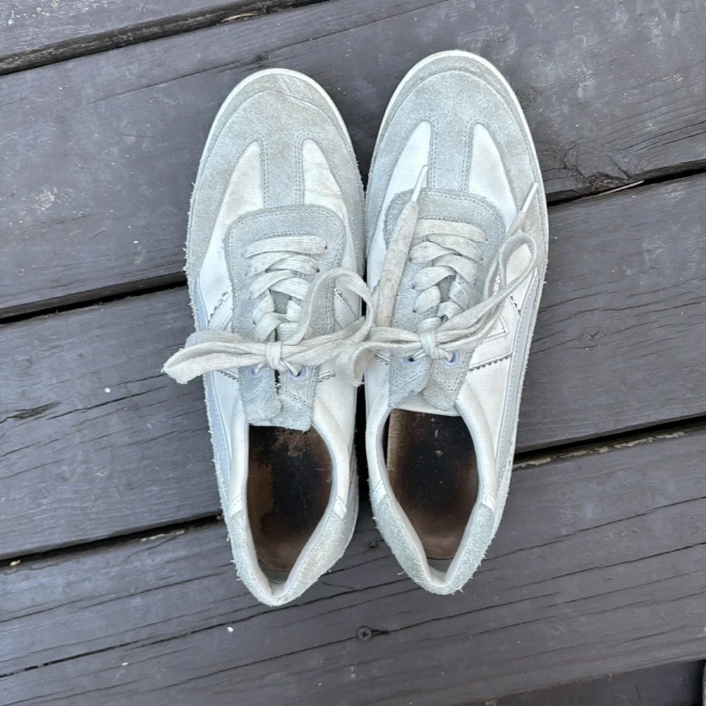 Vionic gray and white leather women’s sneakers size 10